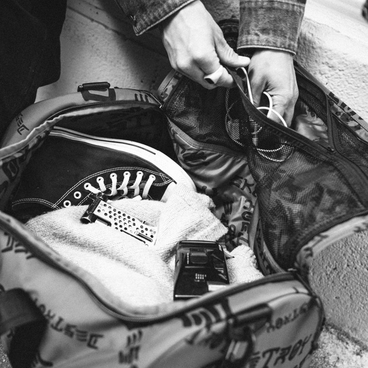 Herschel Supply x Thrasher Heritage Skate Duffle Bag - Oceana/Dark Navy Destroy image 4