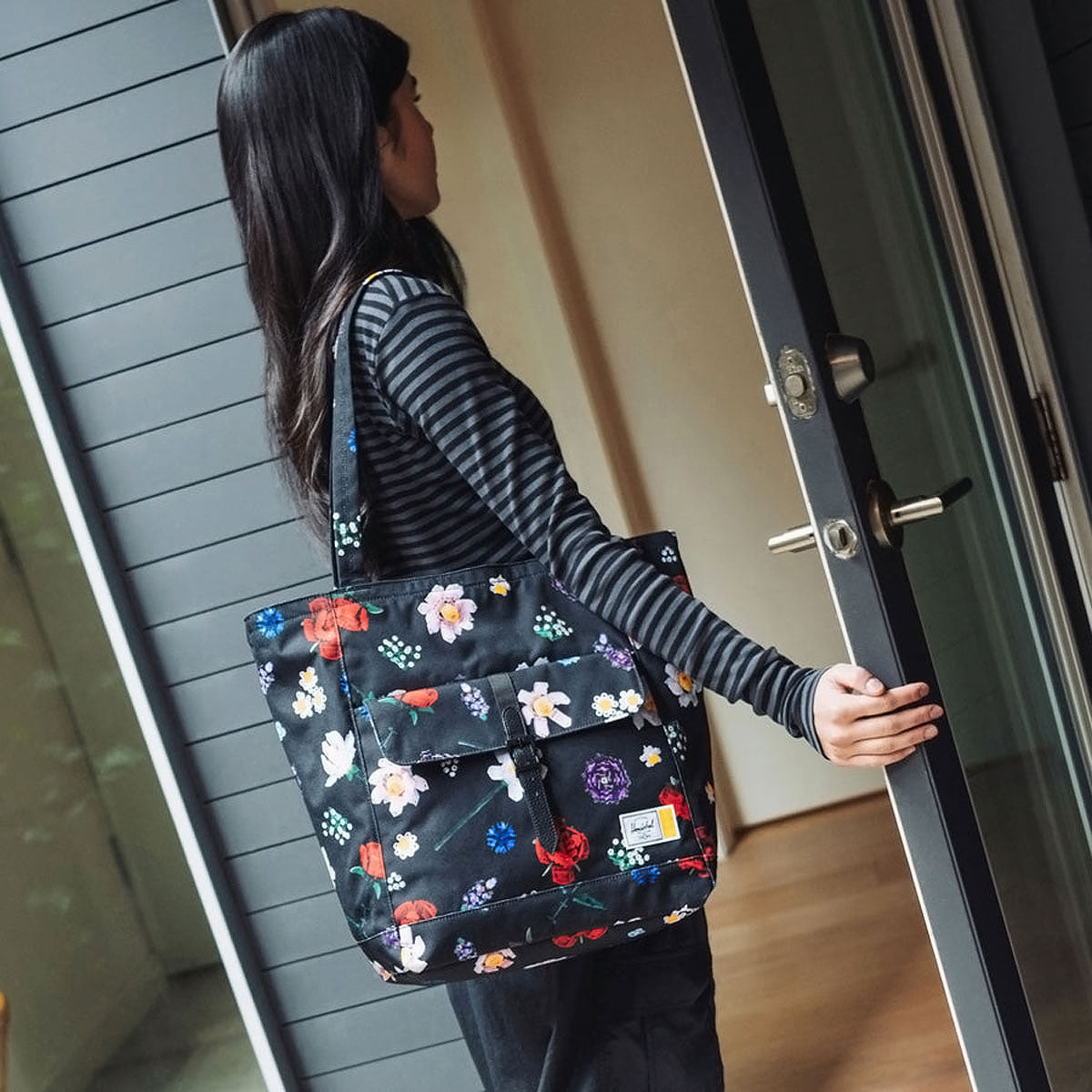 Herschel Supply x LEGO Retreat Tote Bag - Falling Florals image 4